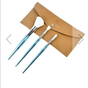 Elaina Badro Babyblues brush set.
